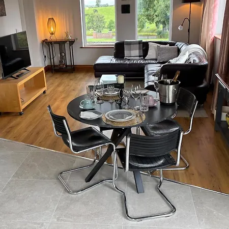 Apartment Cavan דירה *